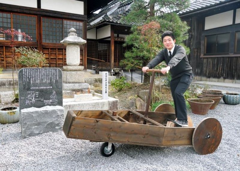 trưởng nhóm Akinari Muranishi đang đứng trước mộ của nhà sáng chế Kuheiji trưởng nhóm Akinari Muranishi đang đứng trước mộ của nhà sáng chế Kuheiji